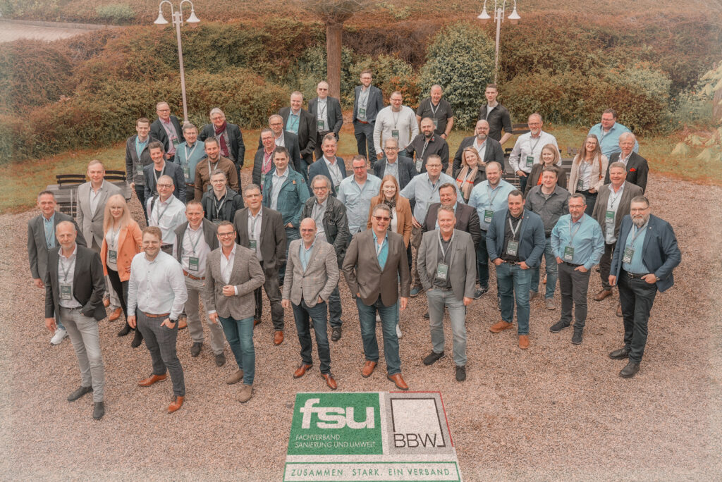 Gruppenbild der Teilnehmer der Ordentlichen Mitgliederversammlung des FSU e.V. am 4.-5. Mai 2022 in Göttingen